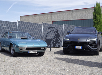 Impression: Aston Martin DB4 und Lamborghini Islero  - Auf Zug gefahren 