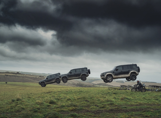 James-Bond-Auktion  - Land Rover versteigert Filmautos 