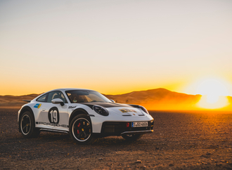 Porsche 911 in historischen Rallye-Kostümen