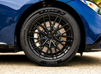 Nachhaltige Pirelli-Reifen - Zwei Pfeile in einem Kreis
