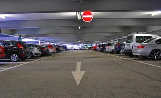 Massgeschneiderte Indoor-Autoabdeckungen halten Garage und Lack in Bestform