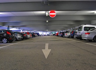 Massgeschneiderte Indoor-Autoabdeckungen halten Garage und Lack in Bestform