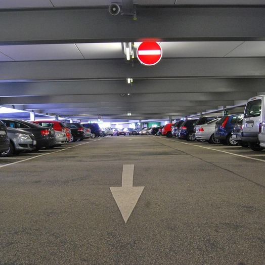 Massgeschneiderte Indoor-Autoabdeckungen halten Garage und Lack in Bestform