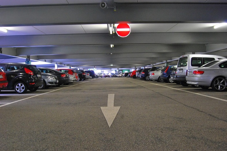 Massgeschneiderte Indoor-Autoabdeckungen halten Garage und Lack in Bestform
